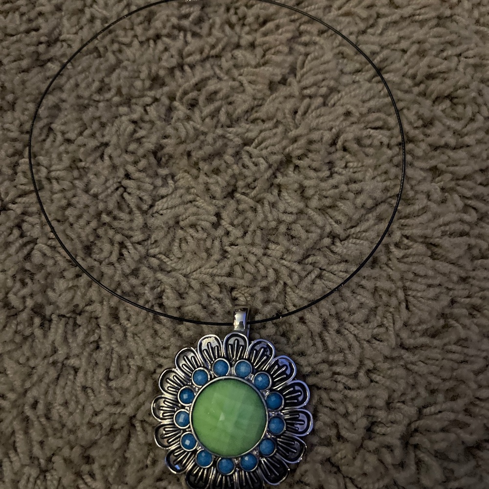 Statement necklace w bold pendant